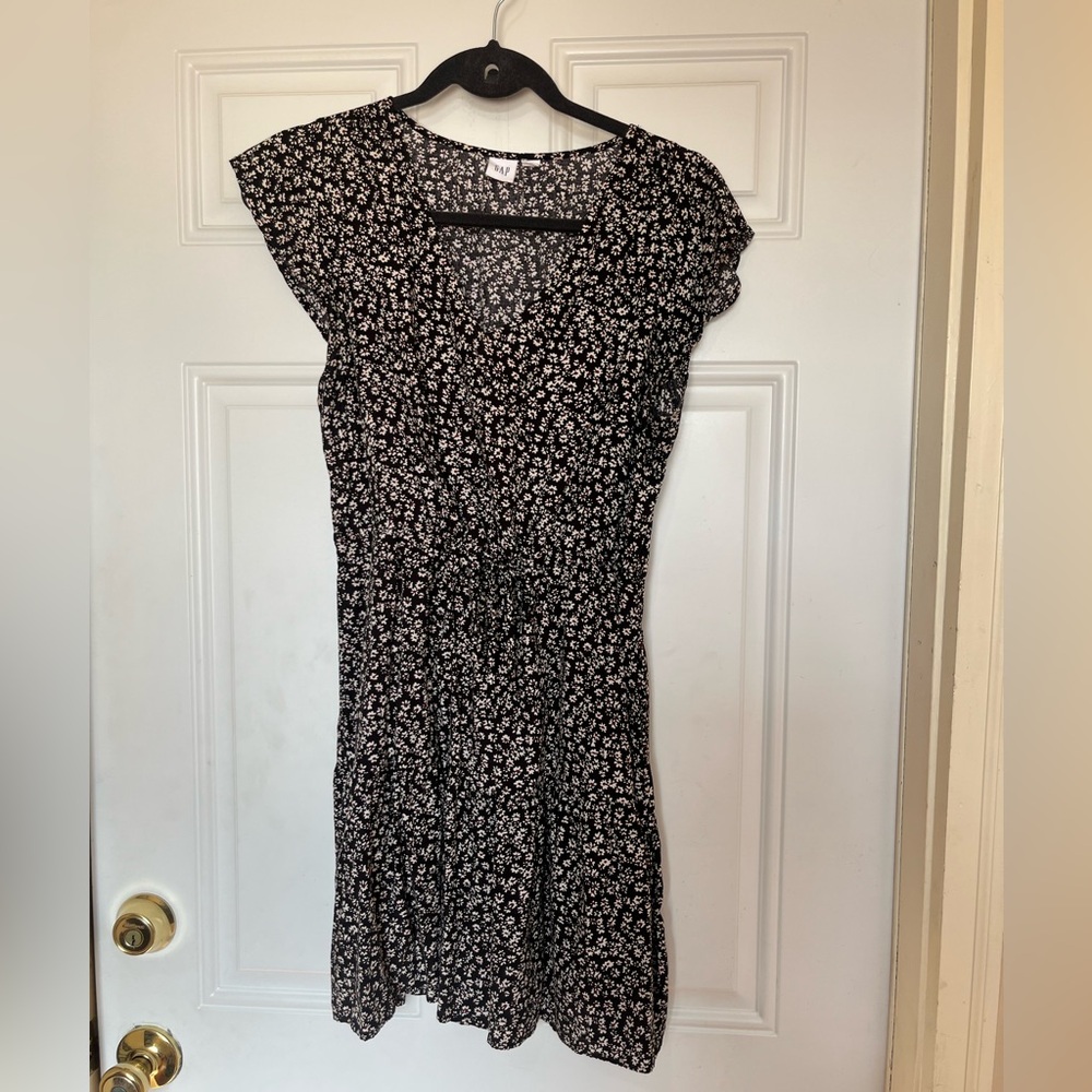 Gap Women's Black Floral V-Neck Summer Dress with drawstring tie and pockets - Picture 2 of 3